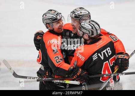 28. Februar 2021, Hessen, Frankfurt/Main: Eishockey: DEL2, Löwen Frankfurt - EHC Freiburg, Main Round, Matchday 37. Eduard Lewandowski von Löwen Frankfurt (l-r), Maximilian Faber von Löwen Frankfurt und Adam Mitchell von Löwen Frankfurt feiern nach dem Tor für 4:3 Überstunden. Foto: Jürgen Kessler/dpa Stockfoto