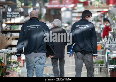 Lauffen Am Neckar, Deutschland. März 2021, 01st. Mitarbeiter der Ordnungsbehörde prüfen die Einhaltung der Corona-Maßnahmen im Gartencenter Pflanzen Mauk. Im Rahmen der ersten Corona-Loosenings dürfen Hobbygärtner in mehreren Bundesländern zu Beginn des Frühlings wieder in Gartencentern stöbern. Quelle: Sebastian Gollnow/dpa/Alamy Live News Stockfoto