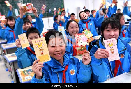 (210301) -- XI'AN, 1. März 2021 (Xinhua) -- die Schüler zeigen ihre Wunschkarten, die sie an der Experimentellen Grundschule im Bezirk Beilin in Xi'an in der nordwestlichen chinesischen Provinz Shaanxi erhalten haben, 1. März 2021. Montag markiert den ersten Tag eines neuen Semesters der Mittel- und Grundschulen in Xi'an. Die Schüler der Experimental Primary School im Bezirk Beilin wurden von ihren Lehrern mit speziellen Glückwunschkarten begrüßt, die ihnen versprachen, im neuen Semester einen ihrer Wünsche zu verwirklichen, darunter das Anheben der Nationalflagge, das Mittagessen mit dem Schulleiter, die Umarmung eines Lieblingslehrers, das Überspringen der Heimweh Stockfoto