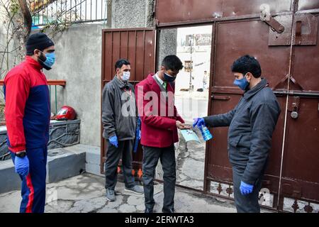 Ein Schüler wird vor dem Schuleintritt am Tor desinfiziert, da die Schulen nach einem Jahr Pause aufgrund der Coronavirus-Pandemie in Srinagar wieder geöffnet wurden.die Schulen in Kaschmir haben für Schüler der Klassen 9 bis 12 wieder geöffnet, nachdem sie wegen des Coronavirus fast ein Jahr lang geschlossen wurden Pandemie. Noch bevor die Covid-19 ihre Schließung erzwang, blieben die Bildungseinrichtungen wegen der Sicherheits- und Kommunikationsknappheiten nach der Aufhebung des Artikels 370 am 5. August 2019 fast ein Jahr geschlossen. Inzwischen, Jammu und Kaschmir aufgezeichnet 97 neue Covid-19 Fälle unter der Infektion ta Stockfoto