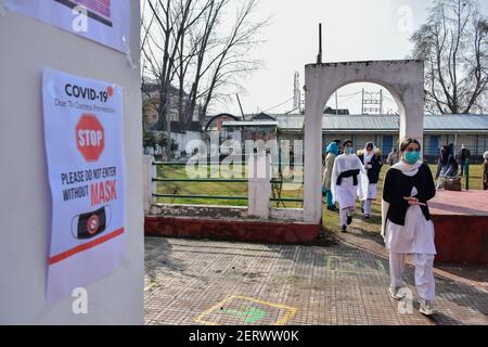 Kashmiri-Schüler gehen in die Schulgebäude, während die Schulen nach einem Jahr Pause aufgrund der Coronavirus-Pandemie in Srinagar wieder eröffnet wurden.die Schulen in Kashmir haben für Schüler der Klassen 9 bis 12 wieder geöffnet, nachdem sie wegen der Coronavirus-Pandemie für fast ein Jahr geschlossen wurden. Noch bevor die Covid-19 ihre Schließung erzwang, blieben die Bildungseinrichtungen wegen der Sicherheits- und Kommunikationsknappheiten nach der Aufhebung des Artikels 370 am 5. August 2019 fast ein Jahr geschlossen. Inzwischen, Jammu und Kaschmir aufgezeichnet 97 neue Covid-19-Fälle unter der Infektion Tally auf 1, Stockfoto