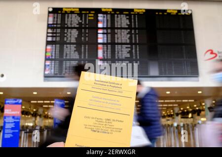 In dieser Abbildung sind am 26. Februar 2021 in Brüssel, Belgien, ein französischer Pass und ein internationales Impfzertifikat oder eine Prophylaxe vor dem Reisestationboard am nationalen Flughafen Brüssel Zaventem zu sehen. Die Zahl der täglichen Todesfälle durch das Coronavirus ist immer noch stark zurückgegangen, so die jüngsten Daten, die das Institut für öffentliche Gesundheit Sciensano am Donnerstagmorgen veröffentlicht hat. Zwischen dem 15. Und 21. Februar starben durchschnittlich 30,3 Menschen an Covid-19, was einem Rückgang von 24,3 % in einer Woche entspricht. Insgesamt forderte die Epidemie in Belgien 21.988 Menschen das Leben. - Foto von M Stockfoto