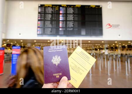 In dieser Abbildung sind am 26. Februar 2021 in Brüssel, Belgien, ein französischer Pass und ein internationales Impfzertifikat oder eine Prophylaxe vor dem Reisestationboard am nationalen Flughafen Brüssel Zaventem zu sehen. Die Zahl der täglichen Todesfälle durch das Coronavirus ist immer noch stark zurückgegangen, so die jüngsten Daten, die das Institut für öffentliche Gesundheit Sciensano am Donnerstagmorgen veröffentlicht hat. Zwischen dem 15. Und 21. Februar starben durchschnittlich 30,3 Menschen an Covid-19, was einem Rückgang von 24,3 % in einer Woche entspricht. Insgesamt forderte die Epidemie in Belgien 21.988 Menschen das Leben. - Foto von M Stockfoto