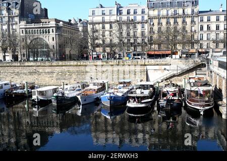 PARIS, FRANKREICH - 24. Feb 2021: Verschiedene Boote in der Nähe des Platzes Bastille Stockfoto