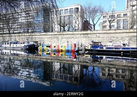 PARIS, FRANKREICH - 24. Feb 2021: Verschiedene Boote in der Nähe des Platzes Bastille Stockfoto