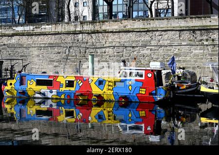 PARIS, FRANKREICH - 24. Feb 2021: Buntes Boot in der Nähe des Platzes Bastille Stockfoto