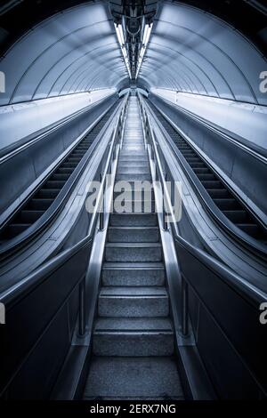 Eine lange alte Rolltreppe an der Bank Station in der Londoner U-Bahn, England Stockfoto