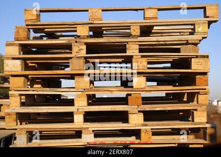 Ein Stapel von Holzpaletten vor einem blauen Himmel, Maqaba, Königreich Bahrain Stockfoto