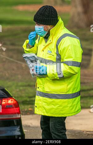 WIMBLEDON LONDON, GROSSBRITANNIEN, 01. MÄRZ 2021. Ein NHS-Test- und Trace-Mitarbeiter verteilt ein covid-19-Kit in einem Testzentrum auf einem Parkplatz in Wimbledon. Es wurde berichtet, dass im Februar in South Gloucestershire und Schottland sechs Fälle eine Brasilien-Coronavirus-Variante namens P1-Variante gefunden wurden. Credit amer ghazzal/Alamy Live News Stockfoto