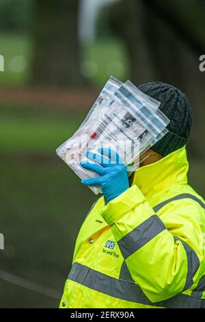 WIMBLEDON LONDON, GROSSBRITANNIEN, 01. MÄRZ 2021. Ein NHS-Test- und Trace-Mitarbeiter verteilt ein covid-19-Kit in einem Testzentrum auf einem Parkplatz in Wimbledon. Es wurde berichtet, dass im Februar in South Gloucestershire und Schottland sechs Fälle eine Brasilien-Coronavirus-Variante namens P1-Variante gefunden wurden. Credit amer ghazzal/Alamy Live News Stockfoto