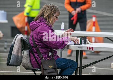 WIMBLEDON LONDON, GROSSBRITANNIEN, 01. MÄRZ 2021. Mitglieder der Öffentlichkeit mit einem covid-19-Kit in einem Testzentrum auf einem Parkplatz in Wimbledon. Es wurde berichtet, dass im Februar in South Gloucestershire und Schottland sechs Fälle eine Brasilien-Coronavirus-Variante namens P1-Variante gefunden wurden. Credit amer ghazzal/Alamy Live News Stockfoto