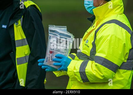 WIMBLEDON LONDON, GROSSBRITANNIEN, 01. MÄRZ 2021. Ein NHS-Test- und Trace-Mitarbeiter verteilt ein covid-19-Kit in einem Testzentrum auf einem Parkplatz in Wimbledon. Es wurde berichtet, dass im Februar in South Gloucestershire und Schottland sechs Fälle eine Brasilien-Coronavirus-Variante namens P1-Variante gefunden wurden. Credit amer ghazzal/Alamy Live News Stockfoto