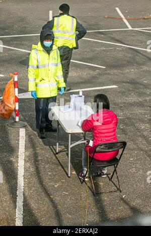 WIMBLEDON LONDON, GROSSBRITANNIEN, 01. MÄRZ 2021. Mitglieder der Öffentlichkeit mit einem covid-19-Kit in einem Testzentrum auf einem Parkplatz in Wimbledon. Es wurde berichtet, dass im Februar in South Gloucestershire und Schottland sechs Fälle eine Brasilien-Coronavirus-Variante namens P1-Variante gefunden wurden. Credit amer ghazzal/Alamy Live News Stockfoto