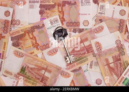 Fünftausend russische Rubel in Stückelungen und die Schlüssel zur Wohnung. Das Konzept der Kauf eines Hauses, Hypothek. Draufsicht, freier Platz für Text Stockfoto