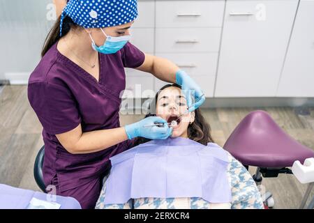 Stock Foto von weiblichen Zahnärzten tragen schützende Gesichtsmaske Untersuchung eines Patienten. Stockfoto