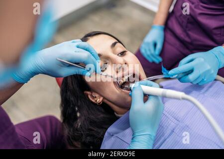 Stock Foto von nicht erkannten weiblichen Zahnärzten tragen Latexhandschuhe Untersuchung eines Patienten. Stockfoto