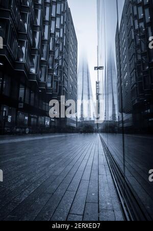 Ein Langzeitbelichtungsfoto mit Blick auf den Shard auf einem Fußgängerzone am South Bank in London England Stockfoto