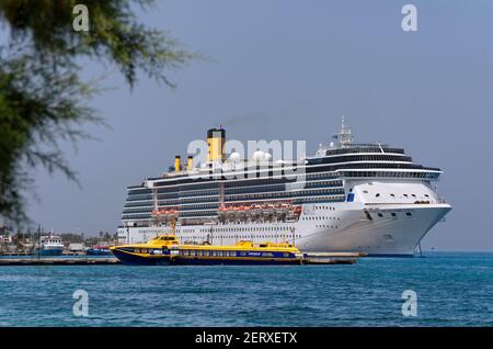 Kreuzfahrtschiff "Costa Mediterranea" in Kos-Stadt, Insel Kos, Dodekanes Inselgruppe, Griechenland festgemacht. Stockfoto