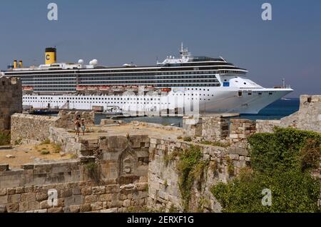 Kreuzfahrtschiff "Costa Mediterranea" in Kos-Stadt mit Kos, Dodekanes Inselgruppe, Griechenland Kos Festung Vordergrund festgemacht. Stockfoto