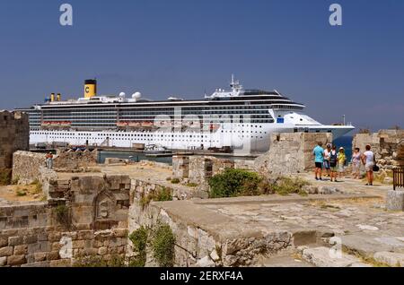 Kreuzfahrtschiff "Costa Mediterranea" in Kos-Stadt mit Kos, Dodekanes Inselgruppe, Griechenland Kos Festung Vordergrund festgemacht. Stockfoto