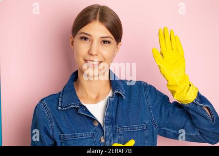 Reinigungsfirma Arbeiter in Overalls und gelbe Handschuhe Stockfoto