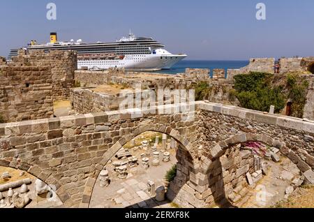 Kreuzfahrtschiff "Costa Mediterranea" in Kos-Stadt mit Kos, Dodekanes Inselgruppe, Griechenland Kos Festung Vordergrund festgemacht. Stockfoto