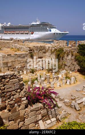 Kreuzfahrtschiff "Costa Mediterranea" in Kos-Stadt mit Kos, Dodekanes Inselgruppe, Griechenland Kos Festung Vordergrund festgemacht. Stockfoto