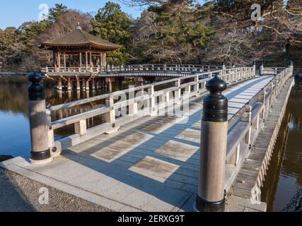 Ukimido Pavillon, eine Holzkonstruktion und Brücke im Park in Nara, Kansai, Japan. Stockfoto