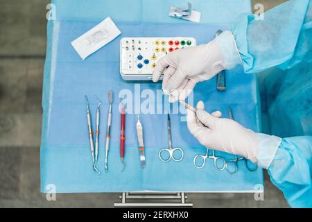 Stock Foto von nicht erkannten Zahnarzt mit speziellen Geräten für die Operation Verfahren. Stockfoto