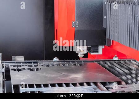 Automatische cnc-Laser-Schneidemaschine arbeitet mit Blech an Ausstellung Stockfoto