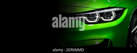 Nahaufnahme Detail grün modernen Autoscheinwerfer mit LED-Technologie auf schwarzem Hintergrund freien Raum auf der linken Seite für Text. Stockfoto