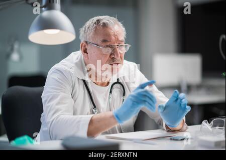 Der berühmte erfahrene Praktizierende Medizinprofessor hält eine Online-Konferenz ab Für Ärzte aus anderen Städten und Ländern aus seinem Büro Am Stockfoto