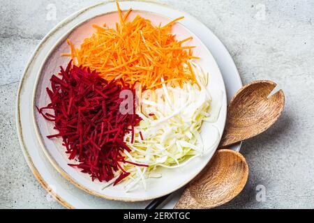 Rote Bete, Karotte, Kohlsalat in einer Schüssel. Detox Food Konzept. Stockfoto