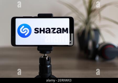 BEER SHEVA, ISRAEL - 12. Feb 2021: Beer Sheva, Israel - 11. Februar 2021: Shazam Mobile Anwendung auf dem Smartphone-Bildschirm. Nahaufnahme von Smart Phon Stockfoto