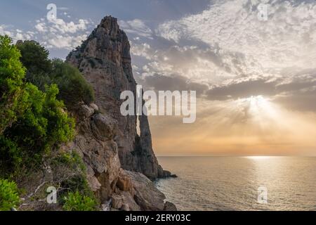 Felsenstein-Gipfel "Pedra Longa" im Golf von Orosei in der Nähe von Santa Maria Navarrese, kleines Dorf am Meer in Ogliastra (Sardinien, Italien) Stockfoto