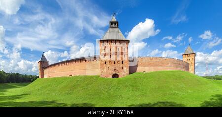 Mauer und Türme von Nowgorod Weliki kreml, Russland Stockfoto