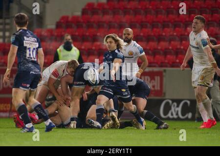 Salford, England, 26. Februar 2021. FAF de Klerk von Sale Sharks kickten den Ball nach einem Ruck während ihres Gallagher Premiership Spiels gegen Exeter Chiefs im A J Bell Stadion. Quelle: Colin Edwards/Alamy Live News. Stockfoto