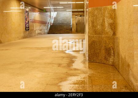 Wasseraustritt durch schmelzenden Schnee und minderwertige Arbeit Getan in der U-Bahn-U-Bahn-Unterführung Sofia als Infrastruktur Konzept Sofia Bulgarien Stockfoto