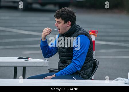 WIMBLEDON LONDON, GROSSBRITANNIEN, 01. MÄRZ 2021. Mitglieder der Öffentlichkeit mit einem covid-19-Kit in einem Testzentrum auf einem Parkplatz in Wimbledon. Es wurde berichtet, dass im Februar in South Gloucestershire und Schottland sechs Fälle eine Brasilien-Coronavirus-Variante namens P1-Variante gefunden wurden. Credit amer ghazzal/Alamy Live News Stockfoto