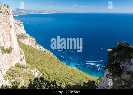 Panoramablick auf den Golf von Orosei vom Weg zur Bucht Cala Mariolu (Sardinien, Italien) Stockfoto