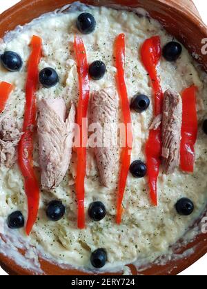 Nahaufnahme eines Tellers 'ensaladilla española' (russischer Salat) Stockfoto