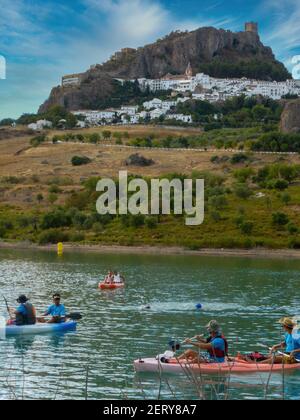 Zahara de la Sierra, Cadiz, Spanien - 30. August 2014: Kanufahrer im Reservoir Zahara de la Sierra, einem wunderschönen weißen Dorf in Andalusien Stockfoto