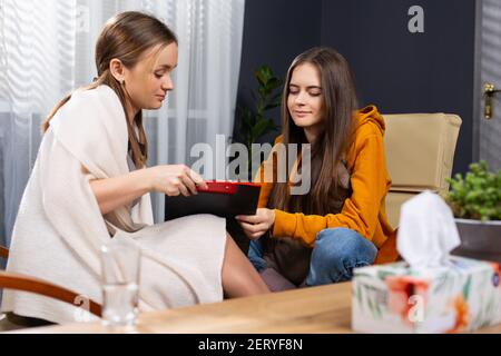 Psychologe und Patient bei der Therapie. Weibliche psychische Gesundheit professionelle Gespräche mit jungen Patienten. Stockfoto