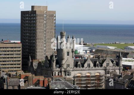 Stadtzentrum in Aberdeen, Schottland, zeigt die Zitadelle, Castlegate und den Turmblock des Marischal Court, mit Blick auf den Strand und die Nordsee Stockfoto