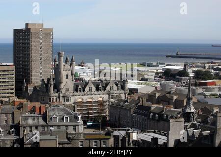 Stadtzentrum in Aberdeen, Schottland, zeigt die Zitadelle, Castlegate und den Turmblock des Marischal Court, mit Blick auf den Strand und die Nordsee Stockfoto