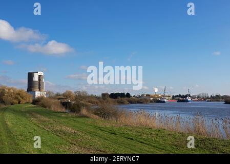 Der Fluss Ouse mit Blick auf Howdendyke, in der Nähe von Howden, East Yorkshire, England Stockfoto