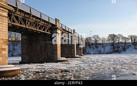 Der Fluss Dee war im Winter in Aberdeen, Schottland, Großbritannien, völlig eisgefroren. Stockfoto