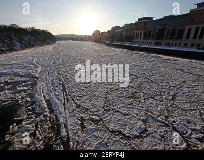 Der Fluss Dee war im Winter in Aberdeen, Schottland, Großbritannien, völlig eisgefroren. Stockfoto