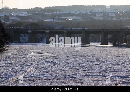 Der Fluss Dee war im Winter in Aberdeen, Schottland, Großbritannien, völlig eisgefroren. Stockfoto