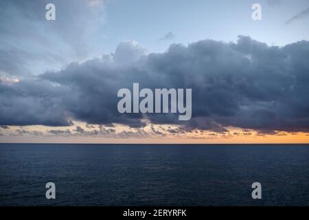 Wolken über dem Ligurischen Meer im Winter, Imperia, Ligurien, Italien Stockfoto